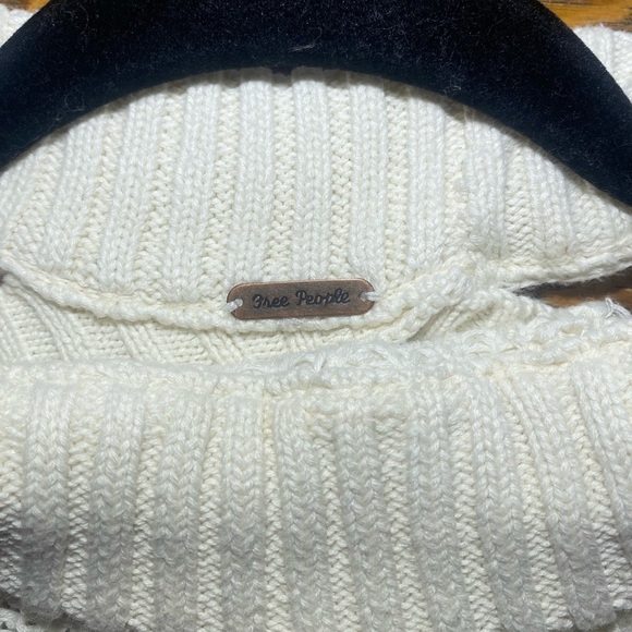 Cold shoulder sweater - Picture 3 of 3